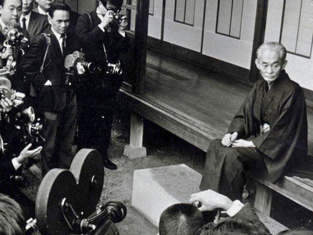 Yasunari Kawabata (1899-1972), Premio Nobel de Literatura, entrevistado en su casa (1968).