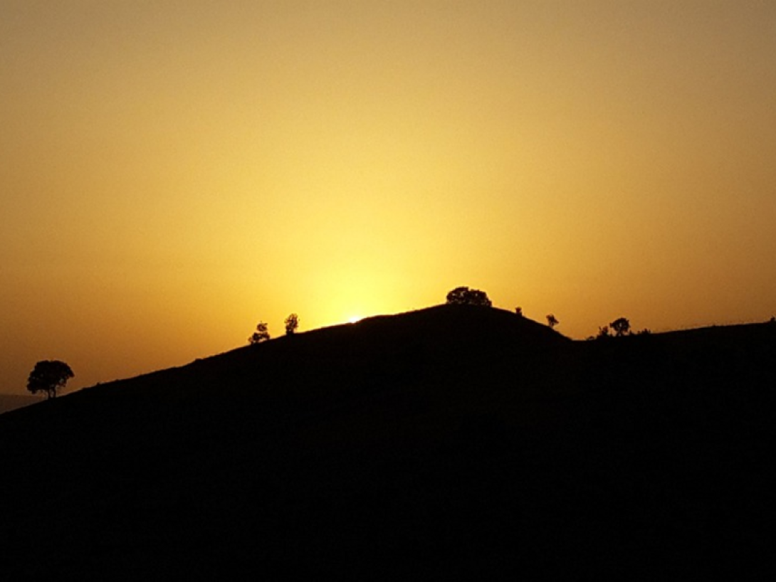 Paisaje de Kurdistán: el sol cae sobre montaña. 