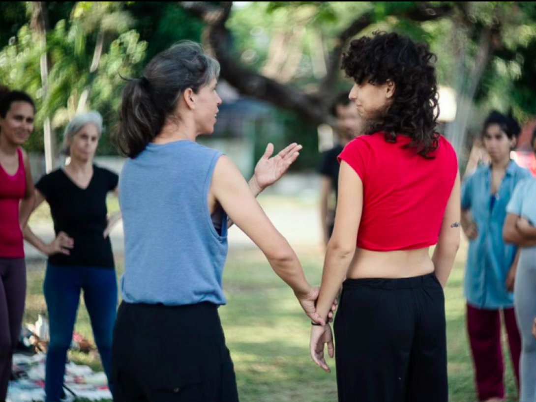 Personas tomando una clase de movimiento.
