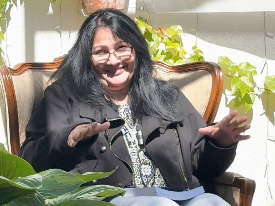 La artista multidisciplinar cubano-española Ana Rosa Díaz Naranjo en el espacio La Tertulia (El Patio del Indiano, Madrid, 16 de mayo de 2026).