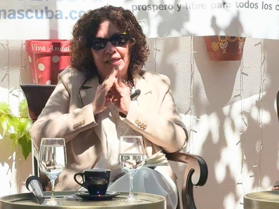 La poeta, editora y periodista cubana Ileana Álvarez en el espacio La Tertulia (El Patio del Indiano, Madrid, 16 de mayo de 2026).