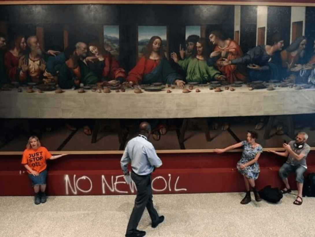 Personas protestando por el cambio climático junto al cuadro "La última cena", de Leonardo Da Vinci.