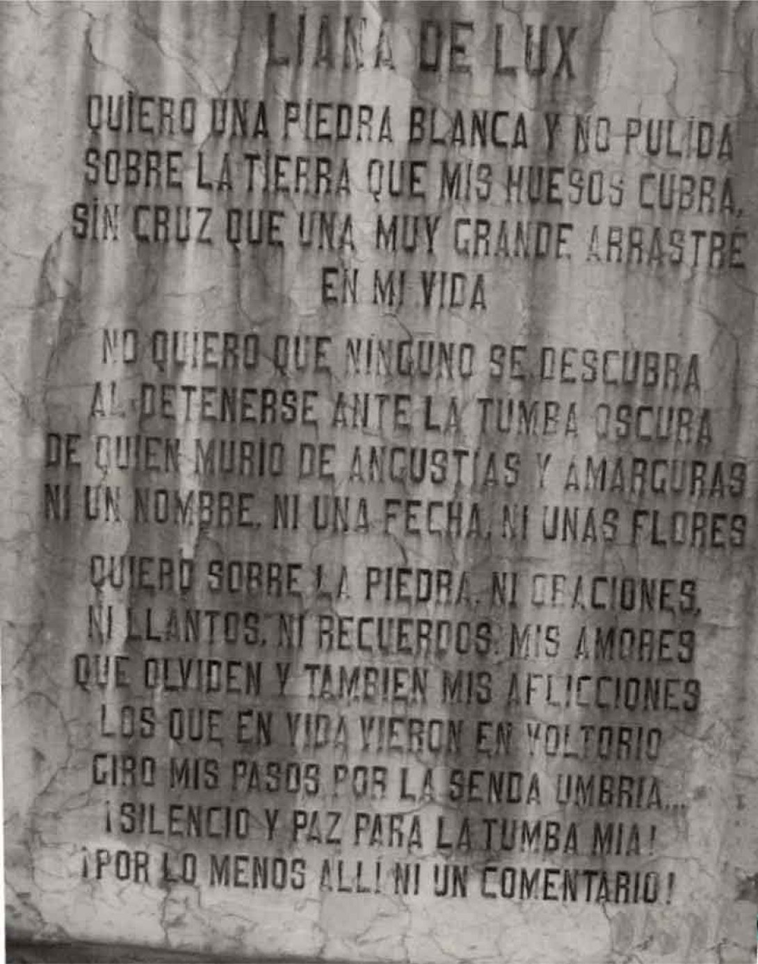 Lápida en una tumba. Foto de Francis Sánchez