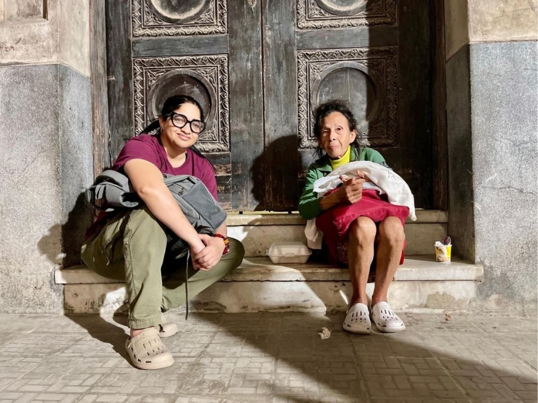 La activista cubana Lara Crofs (Yamilka Lafita) junto a una anciana desfavorecida en las calles de La Habana.