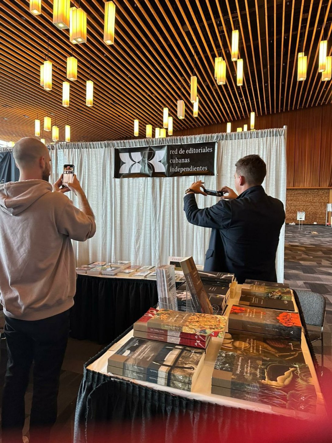 Stand de la RedECI en el Congreso de LASA 2023, Vancouver, Canadá. Imagen: Árbol Invertido.