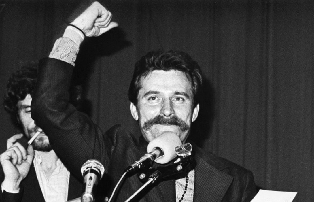 El líder polaco anticomunista Lech Wałęsa al frente de una huelga del astillero Lenin, en Gdansk, en agosto de 1980.