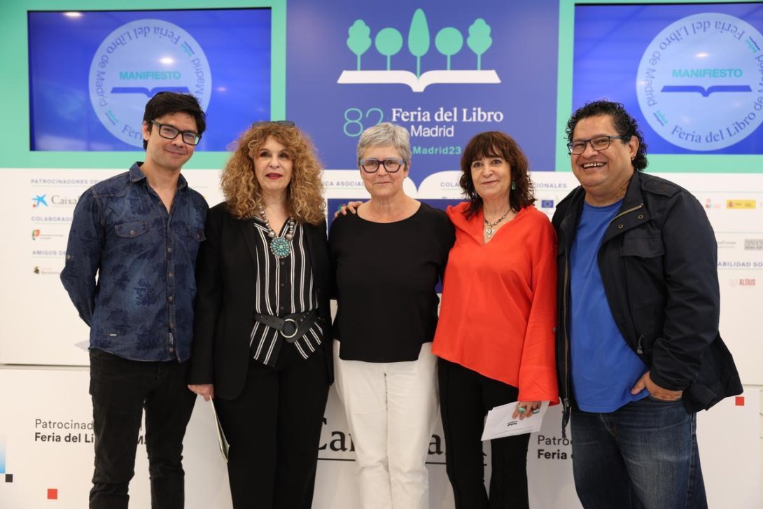 De izquierda a derecha: Yunior García (Cuba), Gioconda Belli (Nicaragua), Eva Orúe (España), Rosa Montero (España) y Juan Carlos Chirinos (Venezuela).