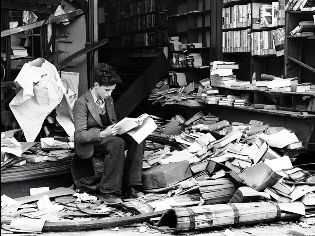 Un joven lee entre los restos de una librería destruida por un ataque aéreo alemán en Londres, el 8 de octubre de 1940. Foto: AP.