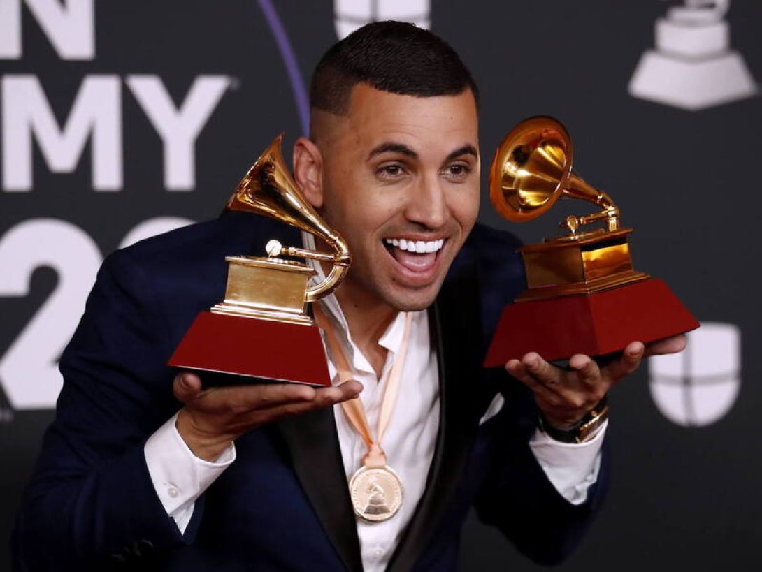 Lenier Mesa sosteniendo sus dos premios Grammy.