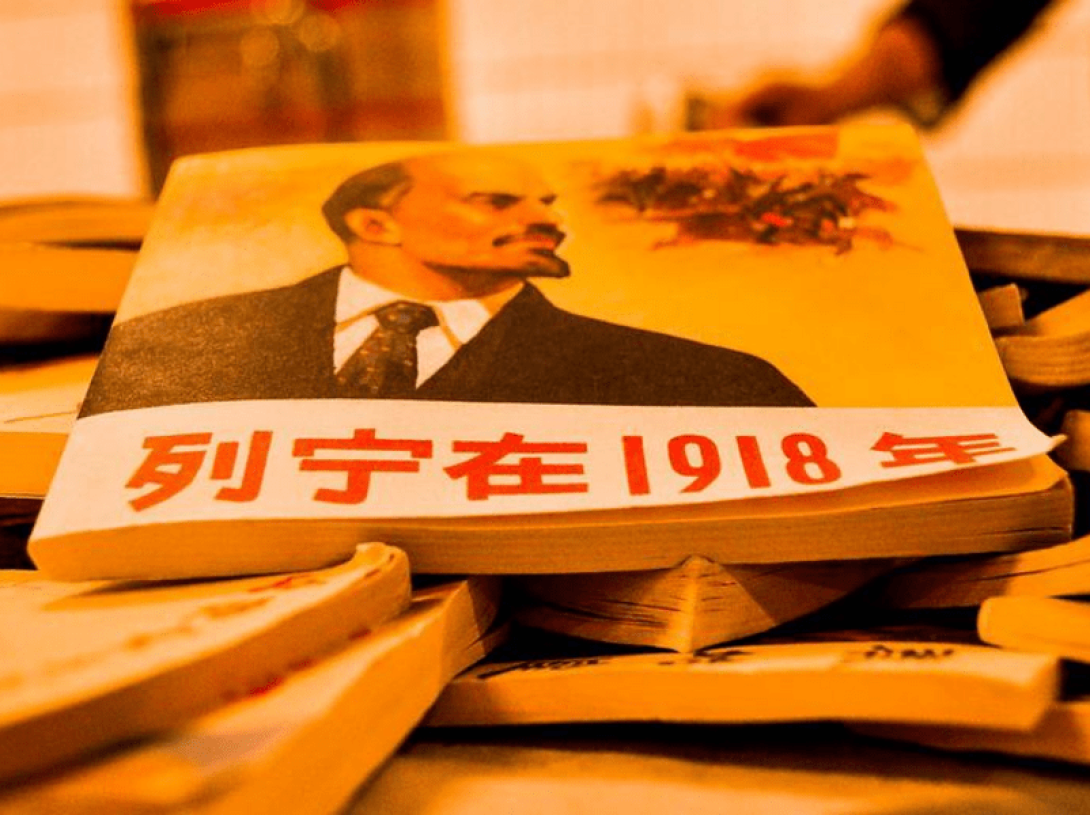 Revistas apiladas con Lenin en la carátula.