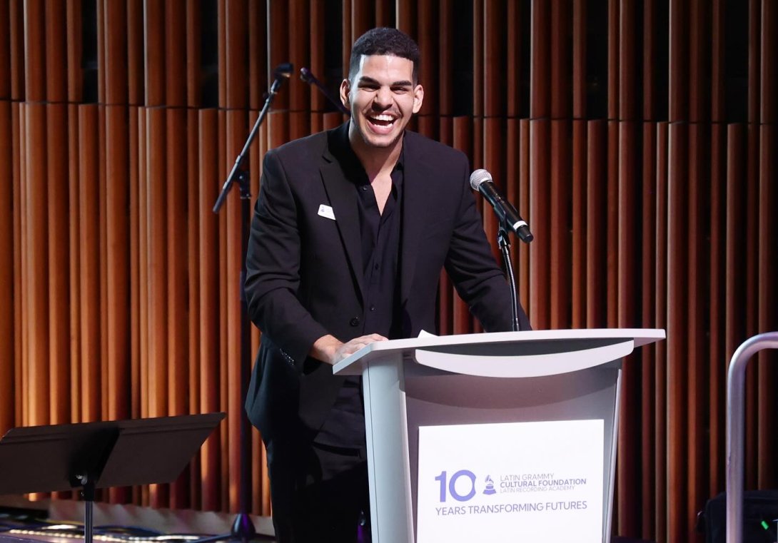 Leo Luna Roblejo, contrabajista cubano, al recibir la Beca Prodigio.