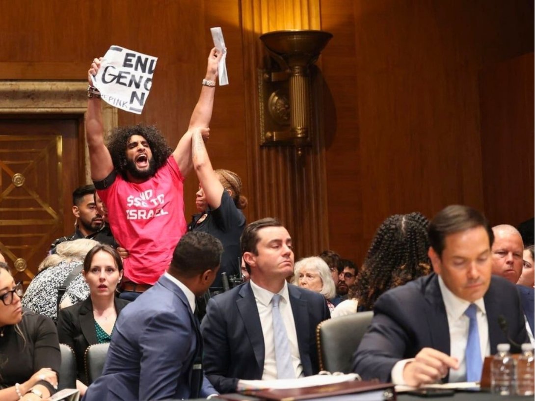 El activista Leonardo Flores de la ONG Code Pink protestando en medio de la audiencia en el Comité de Relaciones Exteriores del Senado de Estados Unidos (28 de enero de 2026).