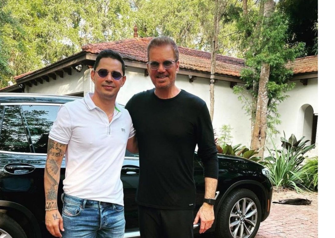 Los músicos cubanos Leoni Torres y Willy Chirino.