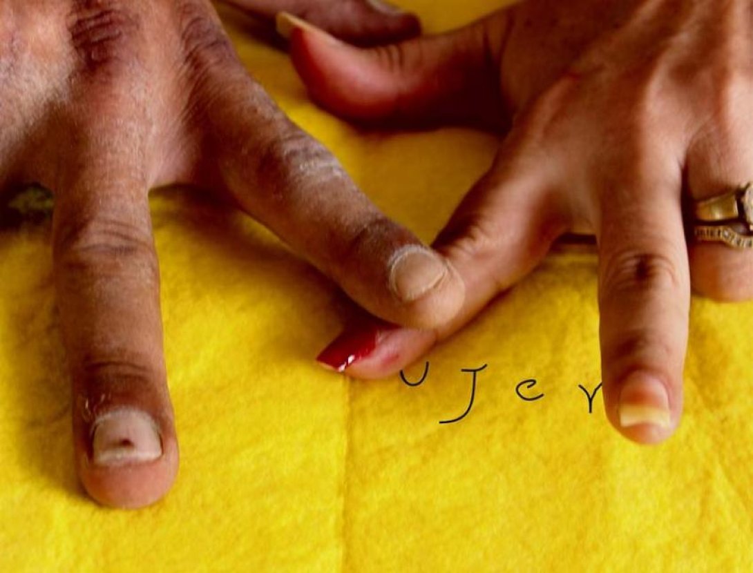 Dedos de hombre y de mujer forman letra M. Poema visual: Francis Sánchez