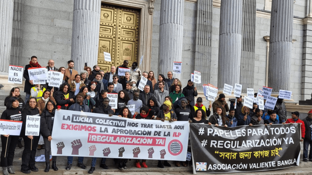 Impulsores de la iniciativa popular frente al Congreso.