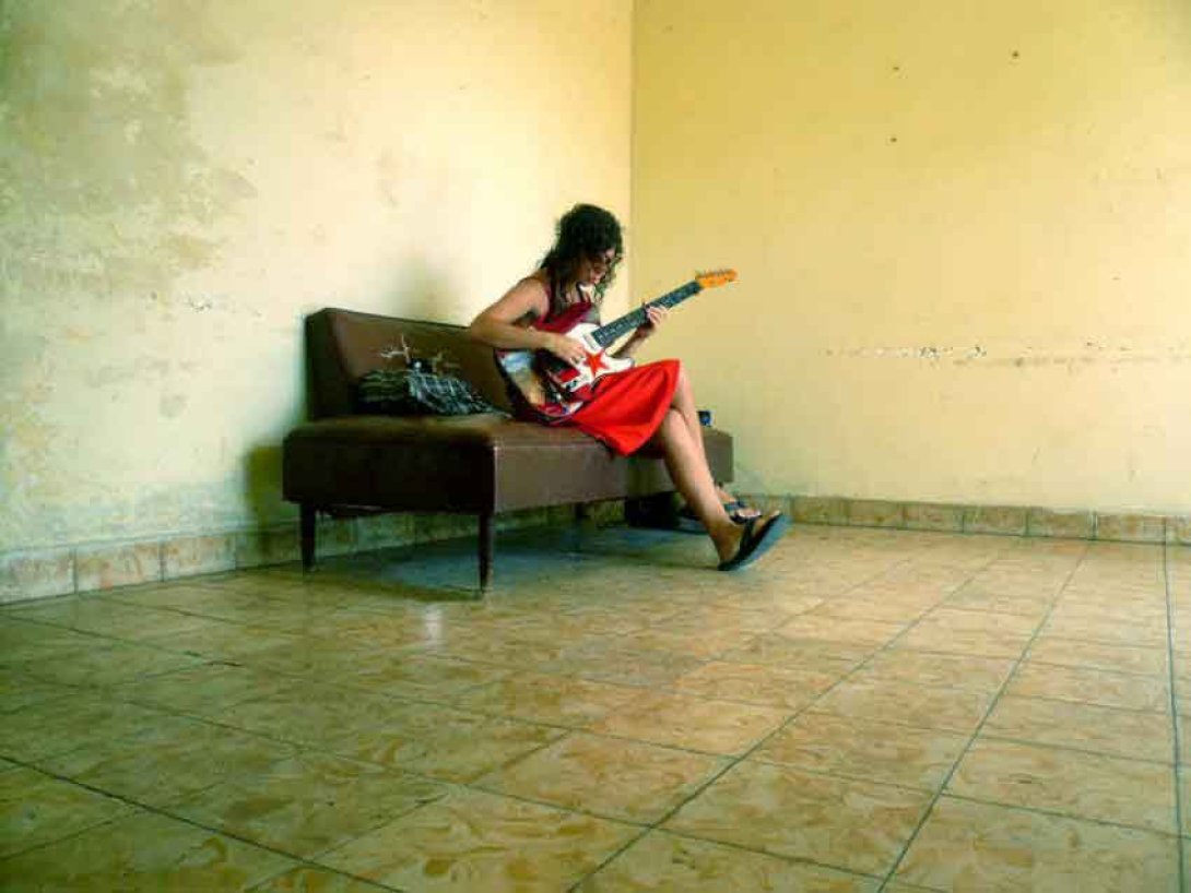 Lía tocando guitarra. Foto: Lía Villares