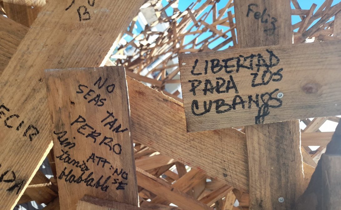 Frases escritas en la obra "Nube de Madera".