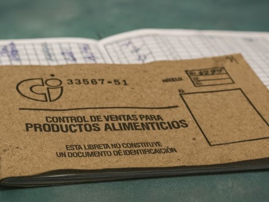 Primer plano de la libreta de abastecimiento en Cuba, cuaderno oficial para el control de ventas de productos alimenticios subsidiados.