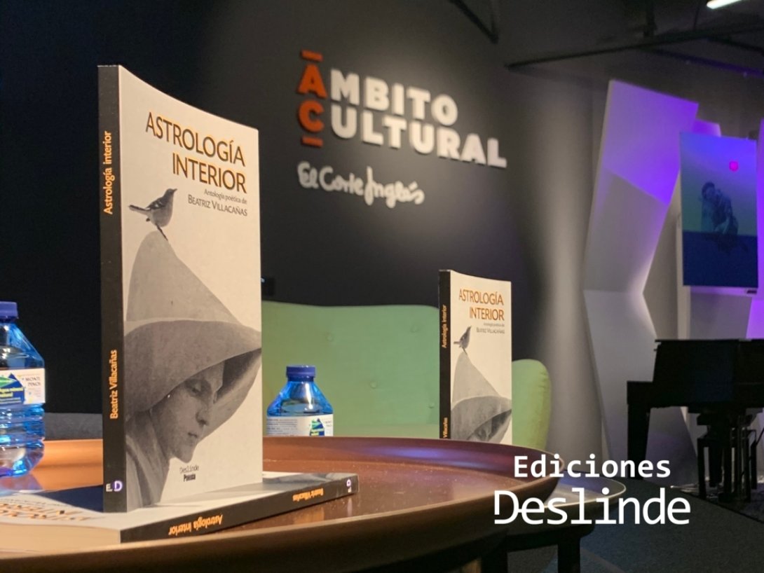 Presentación de libro Astrología interior de Beatriz Villacañas, libro sobre la mesa