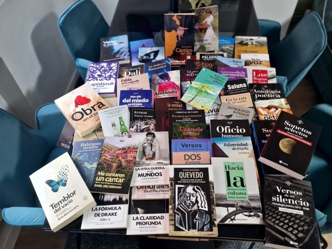 Libros de Ediciones deslinde sobre una mesa