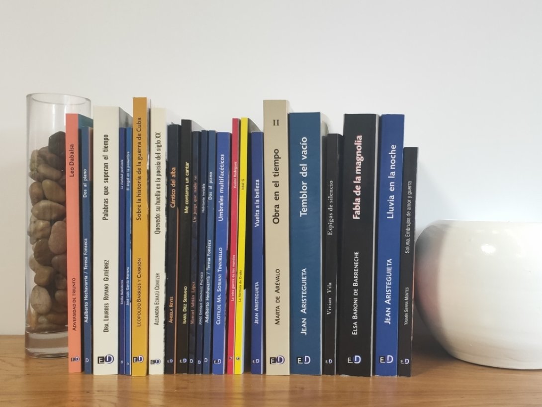 Libros de Ediciones Deslinde sobre una estantería.