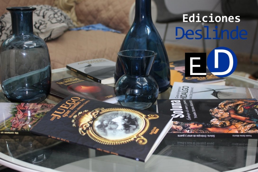 Libros de ediciones deslinde sobre una mesa y logotipos de la editorial