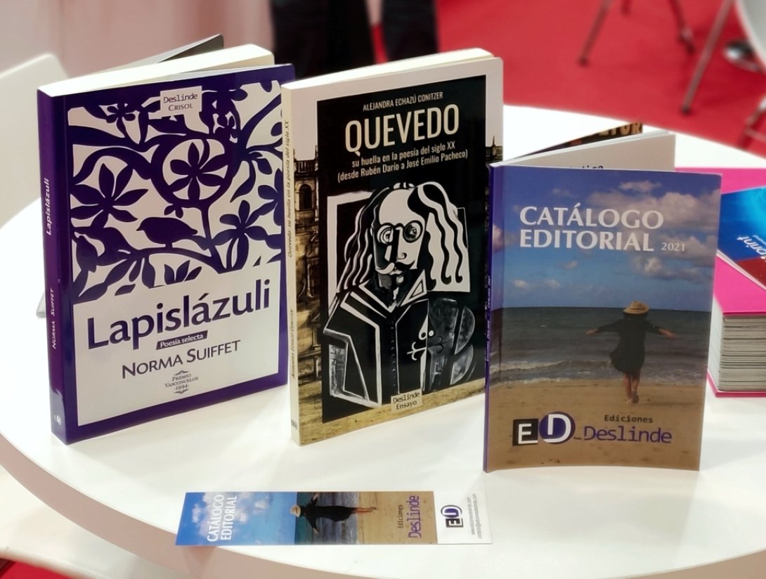 Libros de Ediciones Deslinde sobre mesa en feria: Quevedo Lapislázuli y catálogo