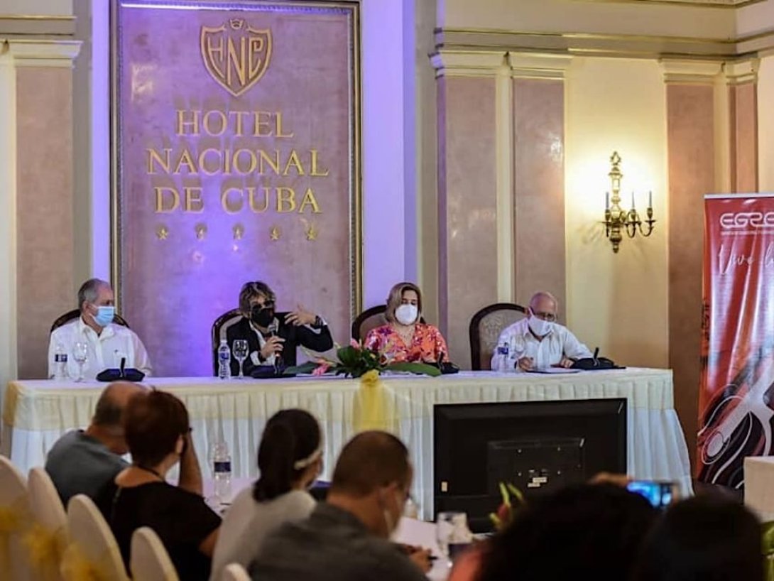 Mesa con cuatro personas. 