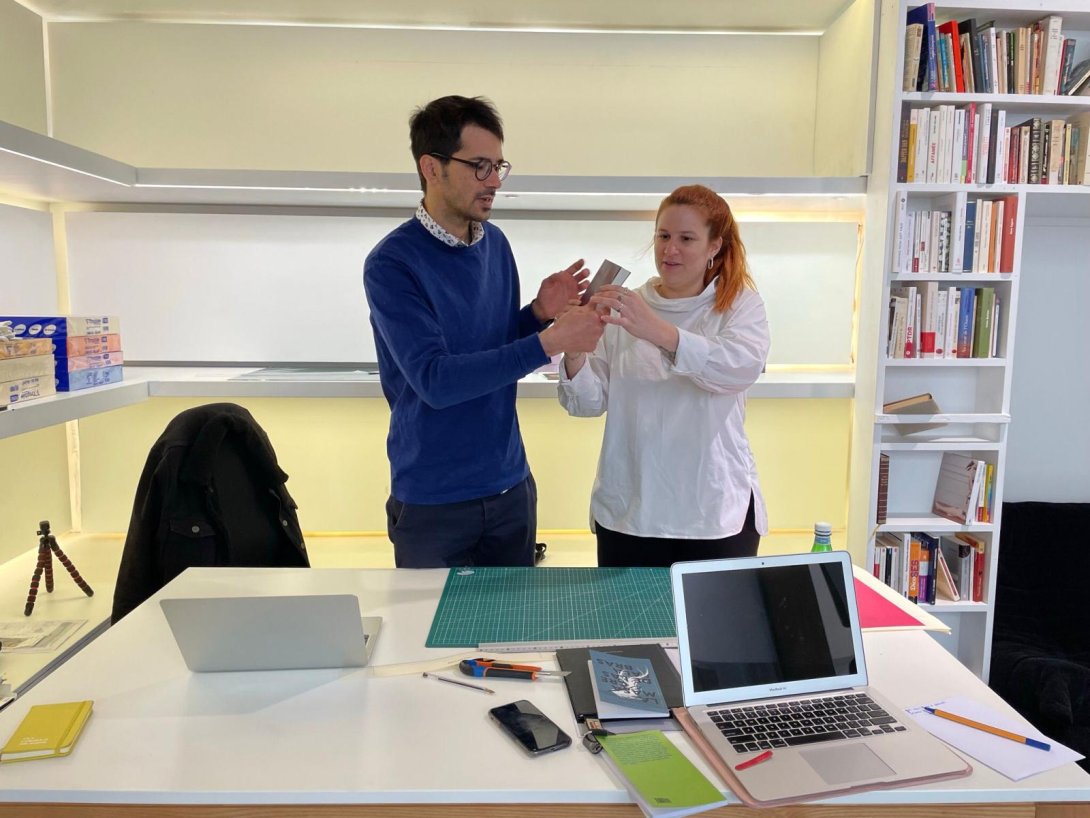 El artista Lester Álvarez y la curadora Daniela Fernández durante el taller.