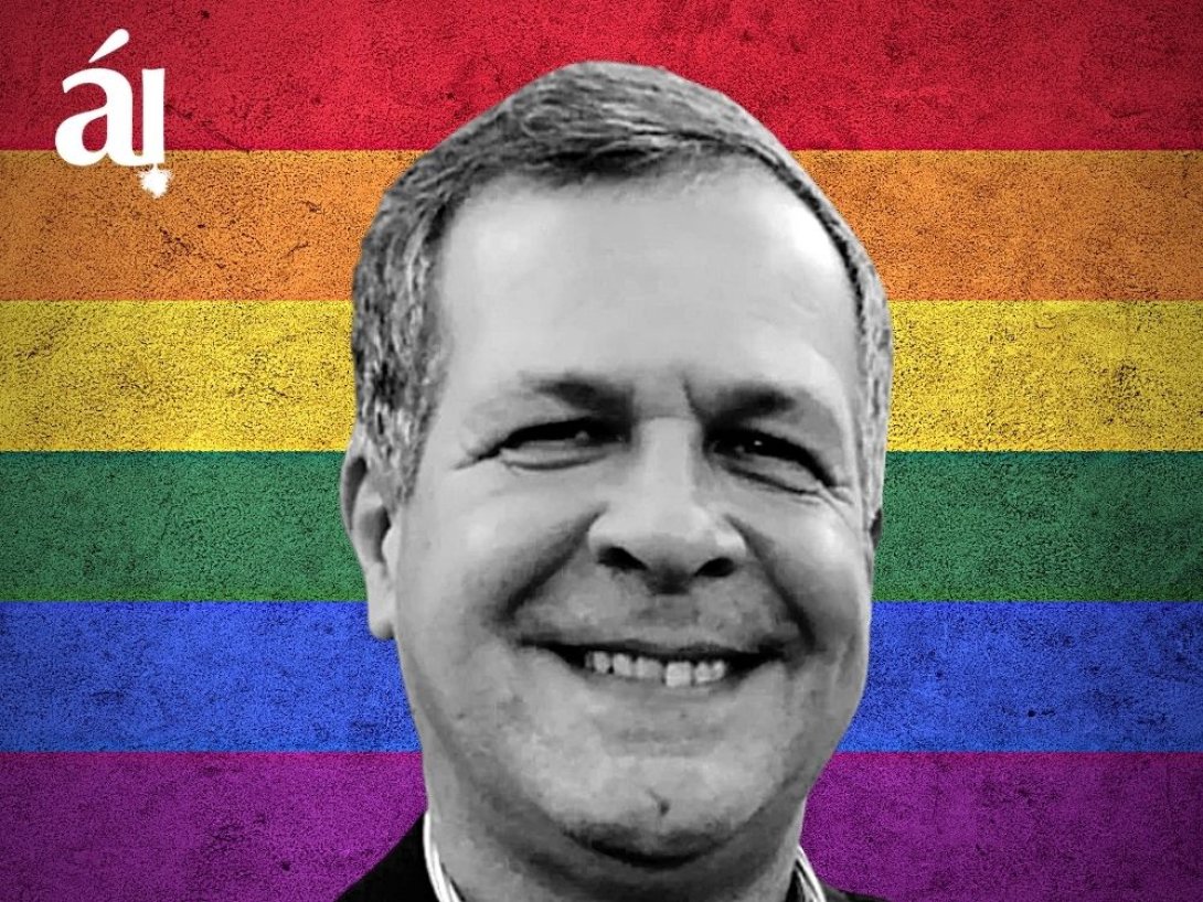 Hombre y bandera gay. 