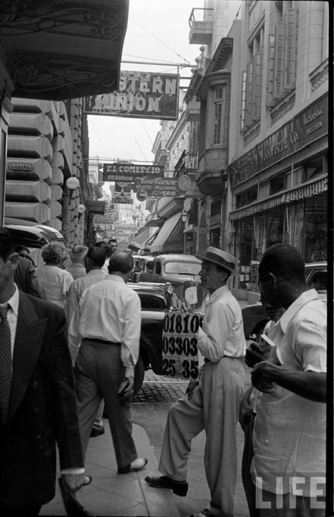 Billetero, vendedor de billetes de lotería. Calle Obispo en La Habana, década de 1950.