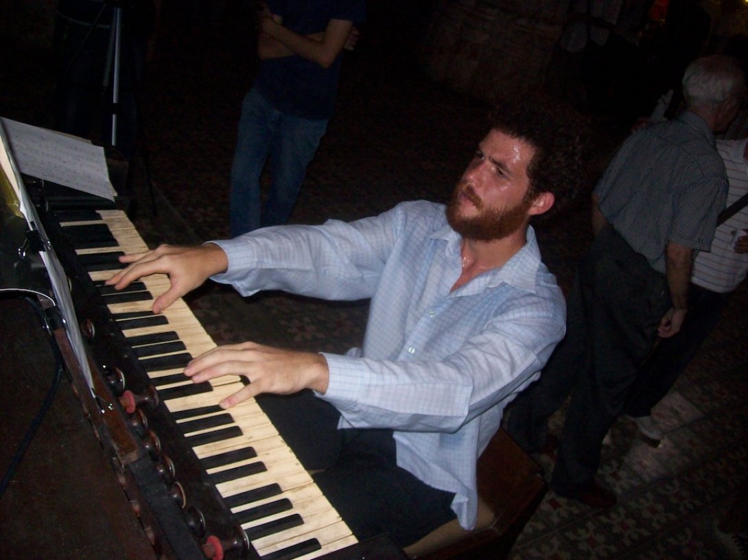Luís Alberto Mariño en 2010, interpretando una pieza de su autoría durante la exposición Quinto día. 