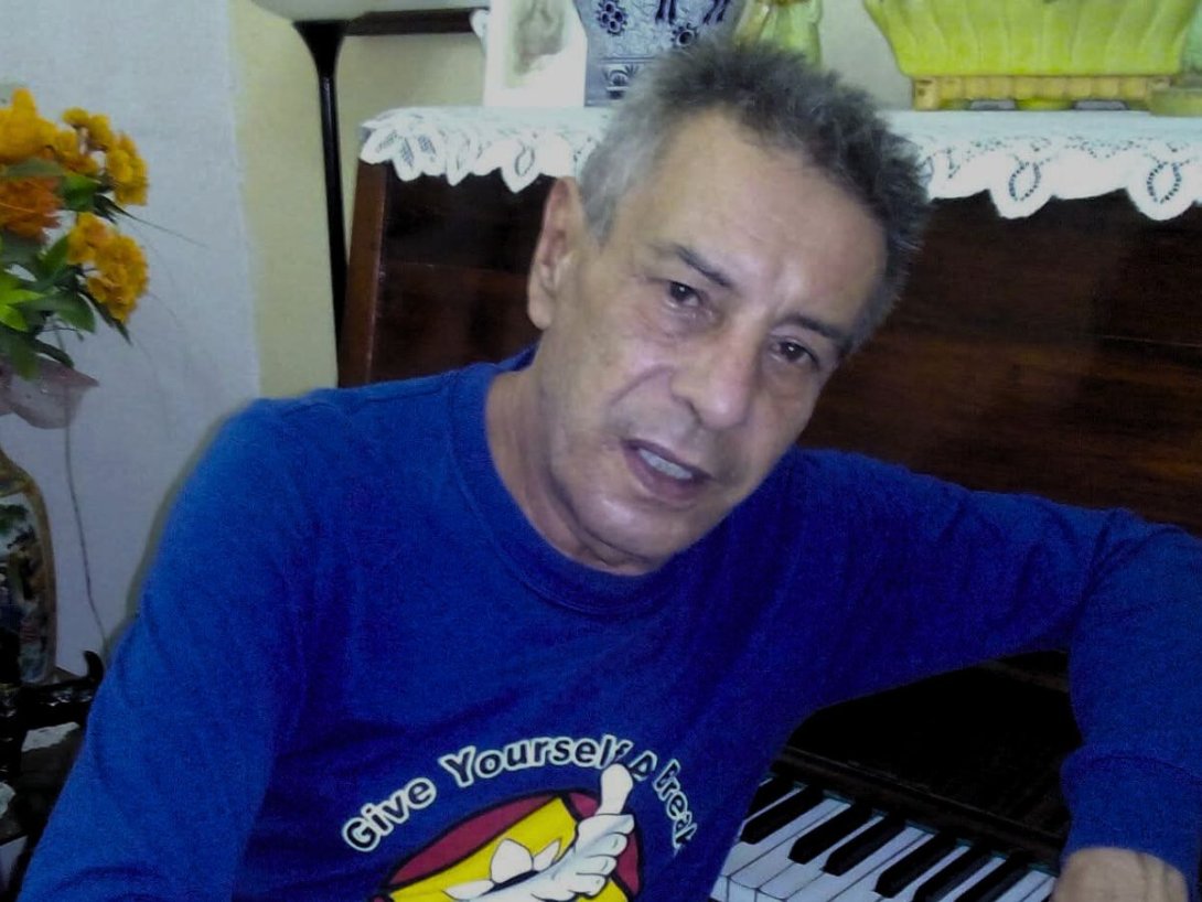 Luis Edel Hernández junto a un piano.