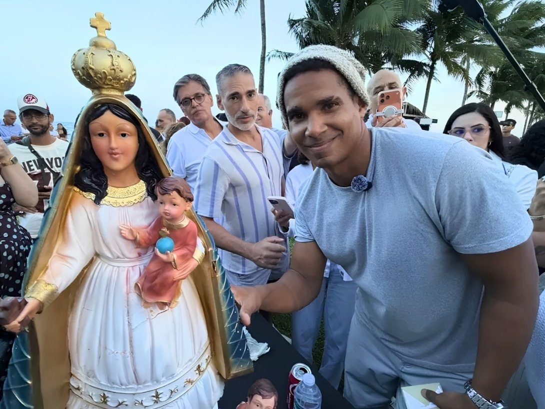 Luis Manuel Otero Alcántara junto a la Virgen de la Caridad del Cobre que reconstruyó en la Ermita de la Caridad, Miami (18 de julio de 2026).