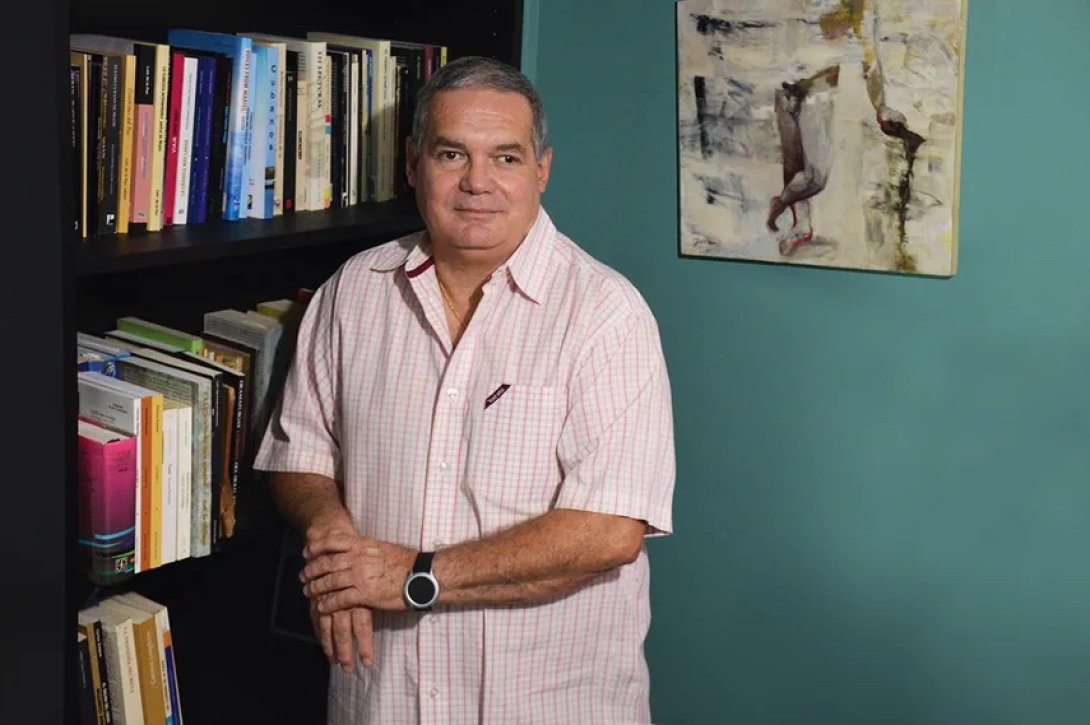 El escritor cubano Luis de la Paz.