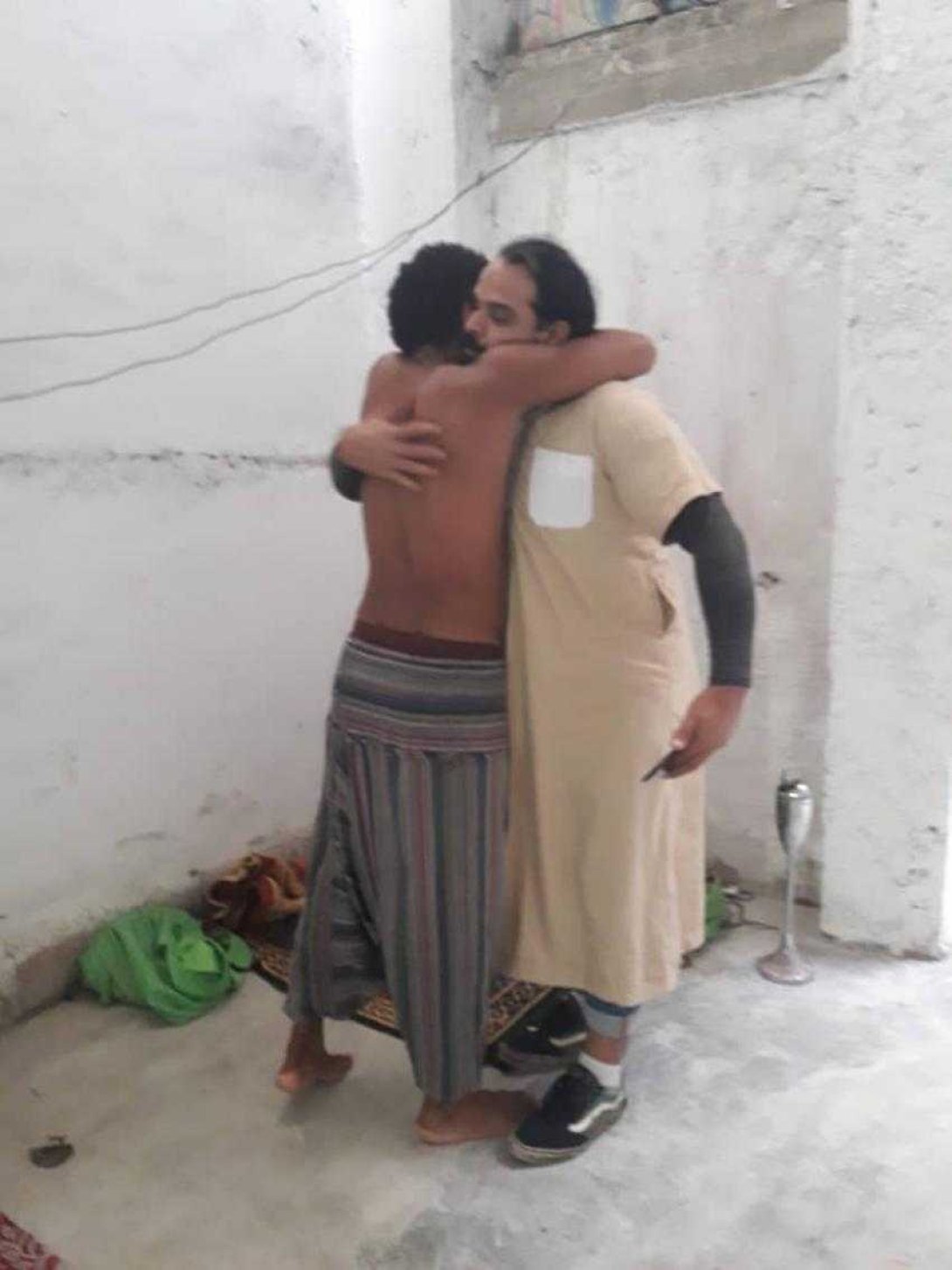 Luis Manuel Otero Alcántara y Abu se abrazan