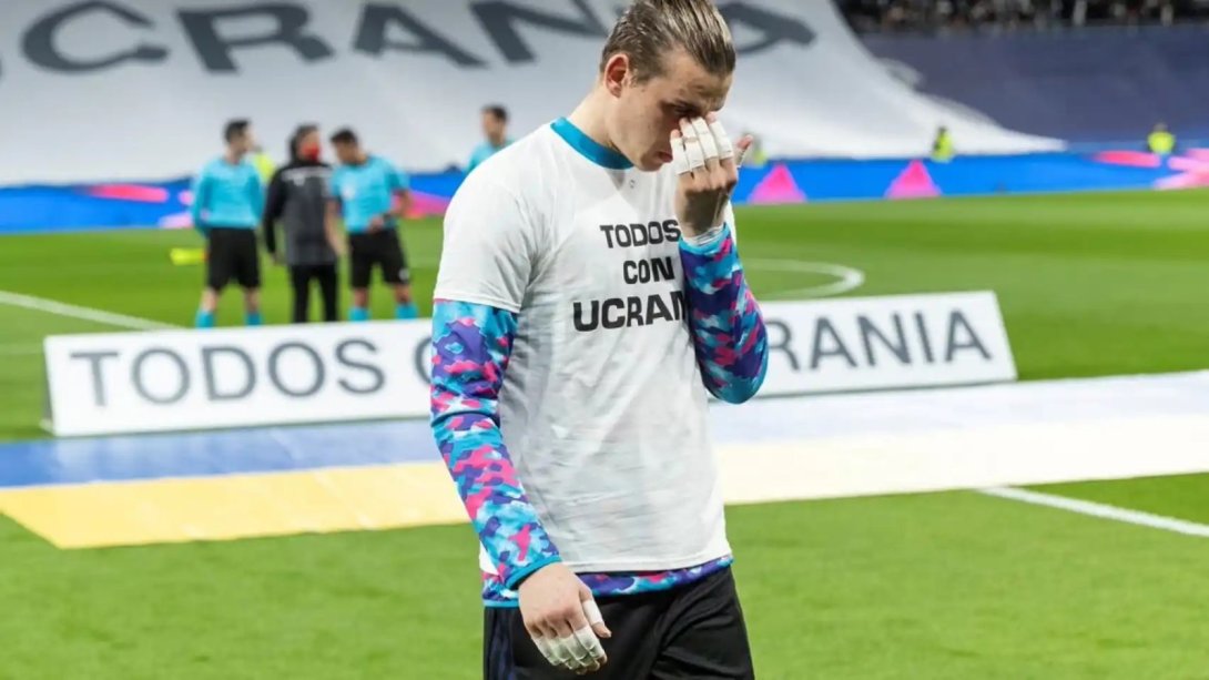 El portero del Real Madrid, Andriy Lunin, conmovido tras un acto en rechazo a la invasión a Ucrania.