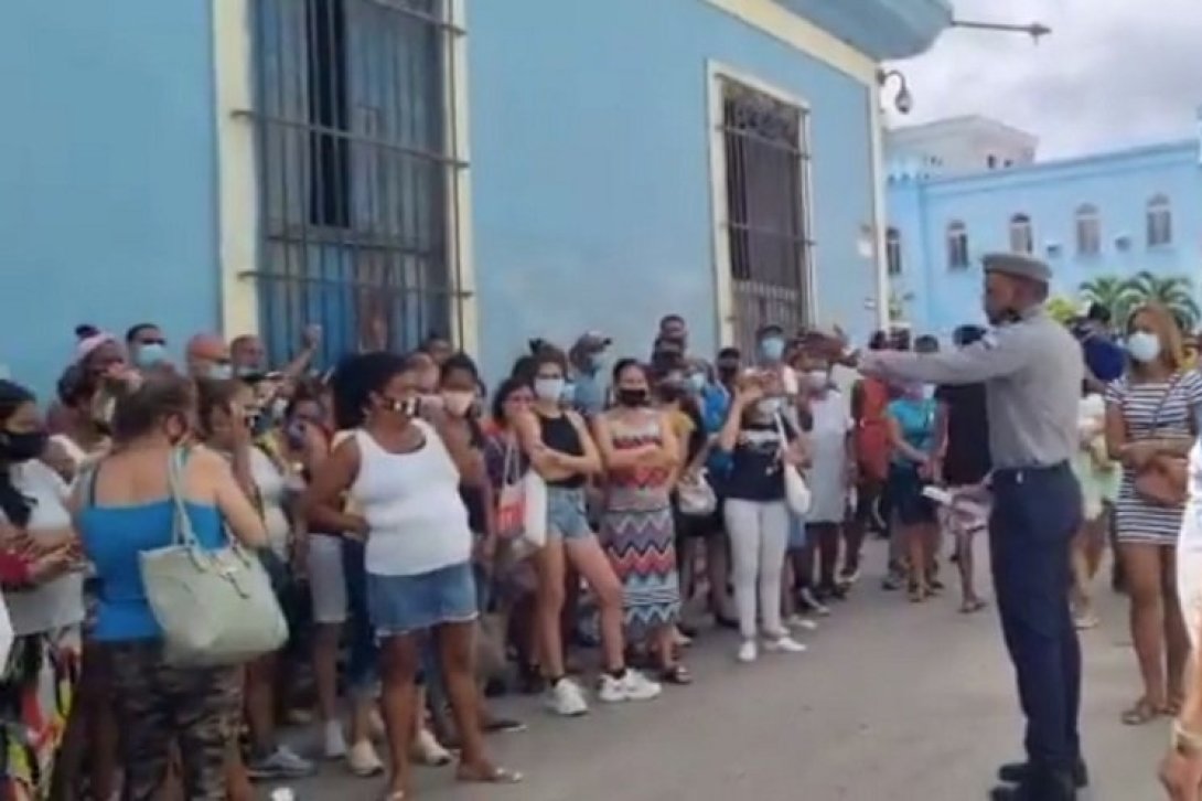 Madres cubanas protestando frente a una estación de la policía