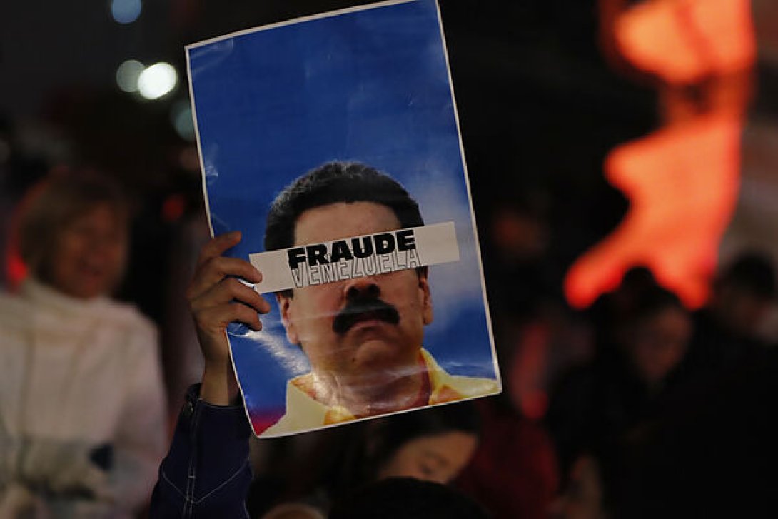 Cartel de Nicolás Maduro, acusándolo de "fraude".