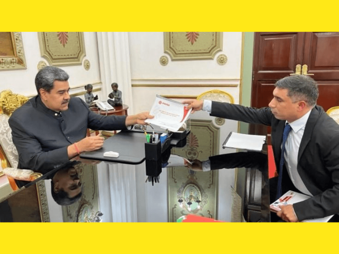 Nicolás Maduro entregando un documento a Pedro Tellechea.