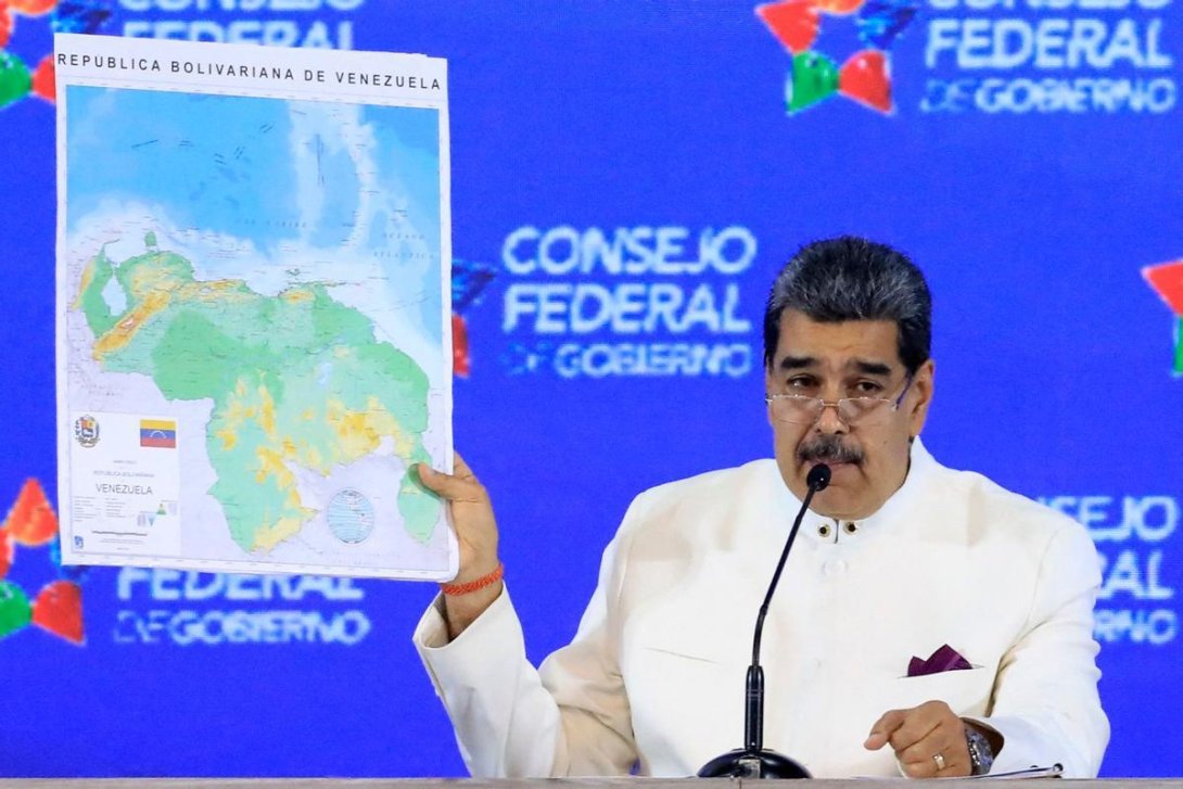 Maduro presenta mapa oficial de Venezuela, con la inclusión del territorio guyanés del Esequibo.