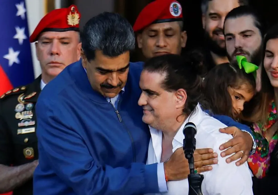 Nicolás Maduro abraza al empresario colombiano Alex Saab después de que EUA lo amnistiara en diciembre de 2023. Foto: Reuters.