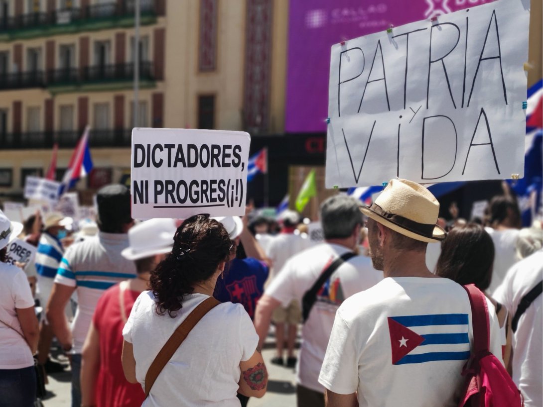 Manifestación en Madrid de exiliados, contra las dictaduras: "Dictadores, ni progres"