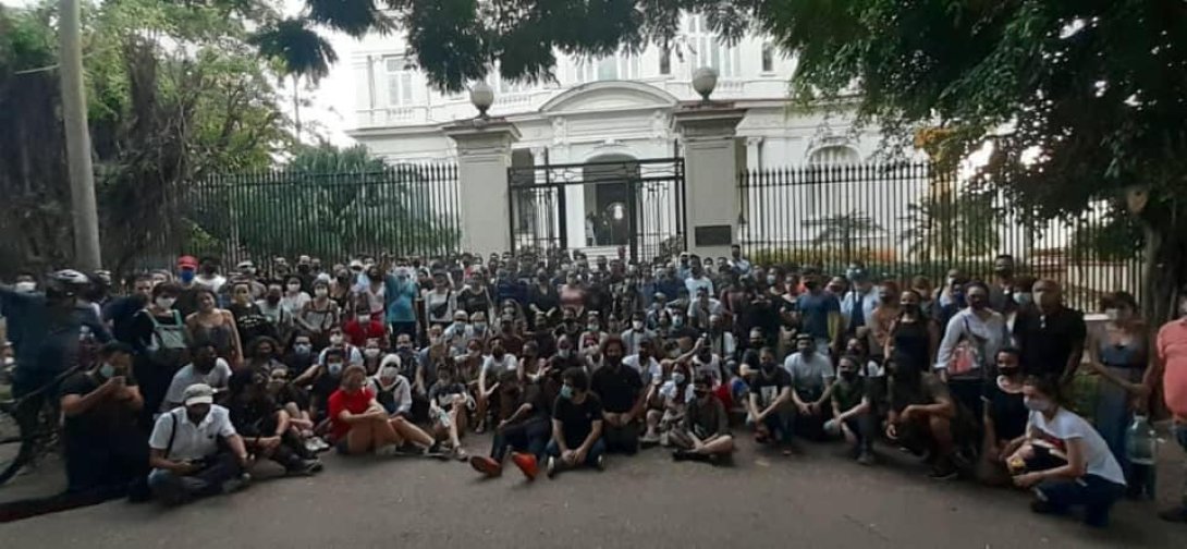 Manifestantes cubanos frente al Mincult