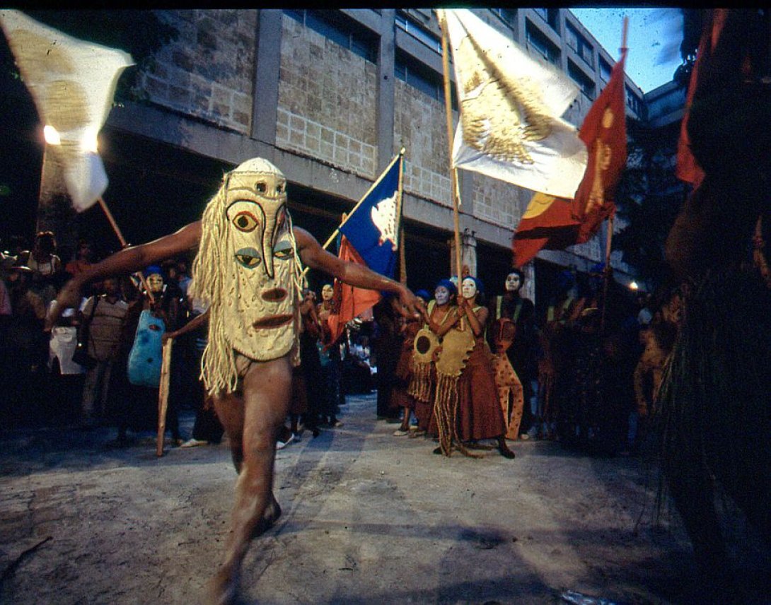 "Para el ojo que mira" (1987), performance de Manuel Mendive.