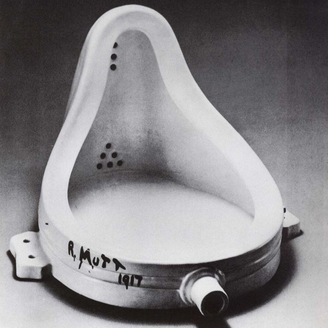 Fotografía en blanco y negro de “Fountain” (1917) de Marcel Duchamp, un urinario de porcelana colocado de manera invertida y firmado R. Mutt.