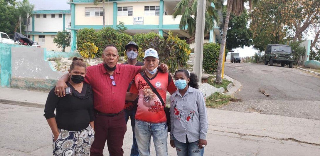 El líder evangélico Marcos Antonio Perdomo frente a la unidad policial de Micro 9, Santiago de Cuba (2021).