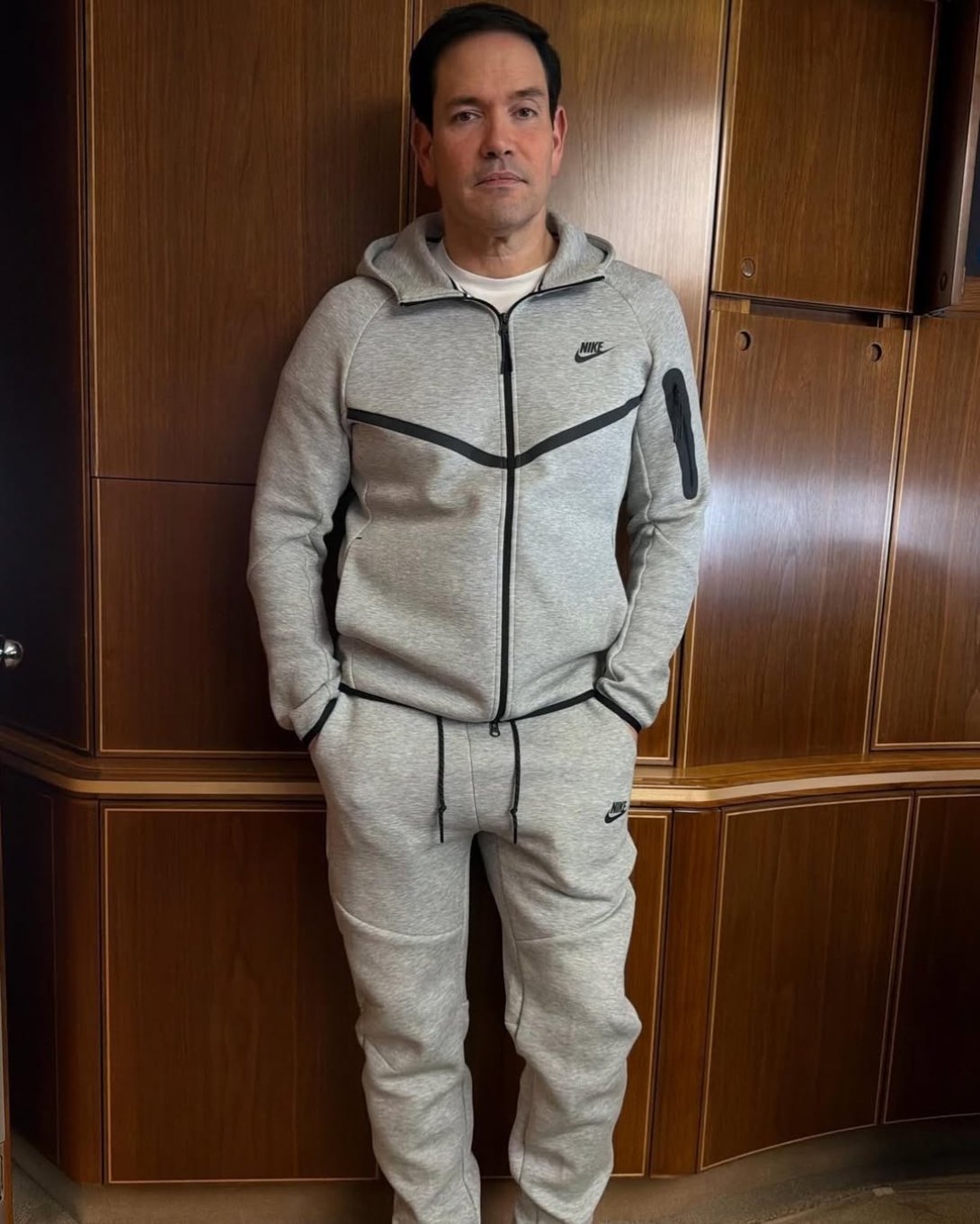 Marco Rubio vistiendo un conjunto Nike semejante al que usó Nicolás Maduro cuando fue capturado (12 de mayo de 2026).