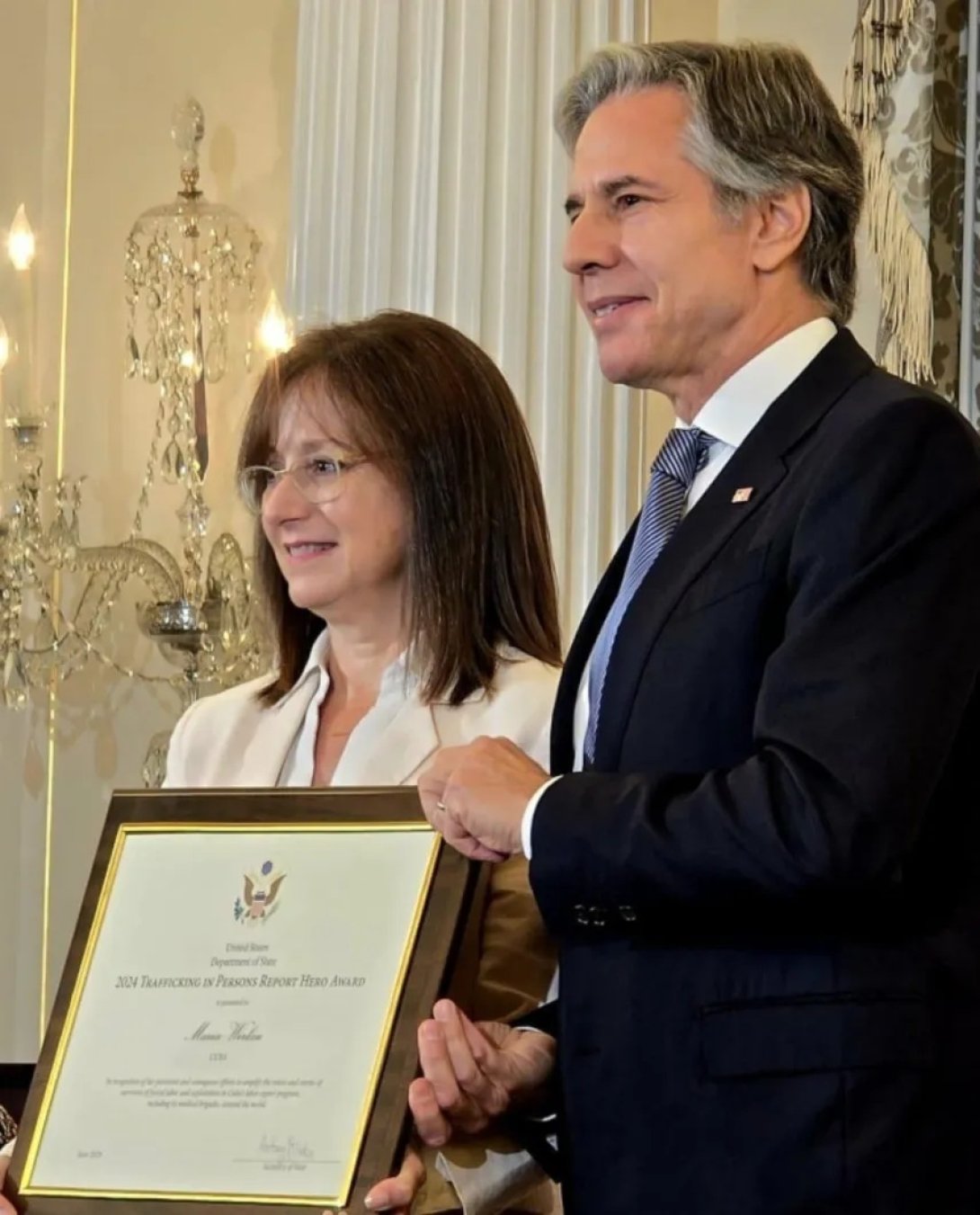 El secretario de Estado de EUA, Antony Blinken, entrega el galardón de Héroe en Washington, a la investigadora cubanoamericana María C. Werlau (junio de 2024).