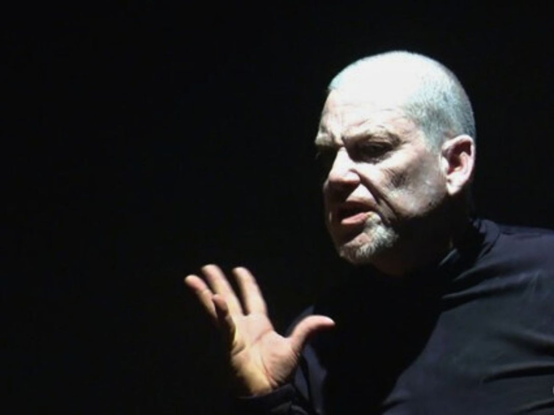 El actor y dramaturgo cubano Mario Junquera, director del grupo Teatro del Espacio Interior (Camagüey) en la obra "El mundo del armario" (2025).